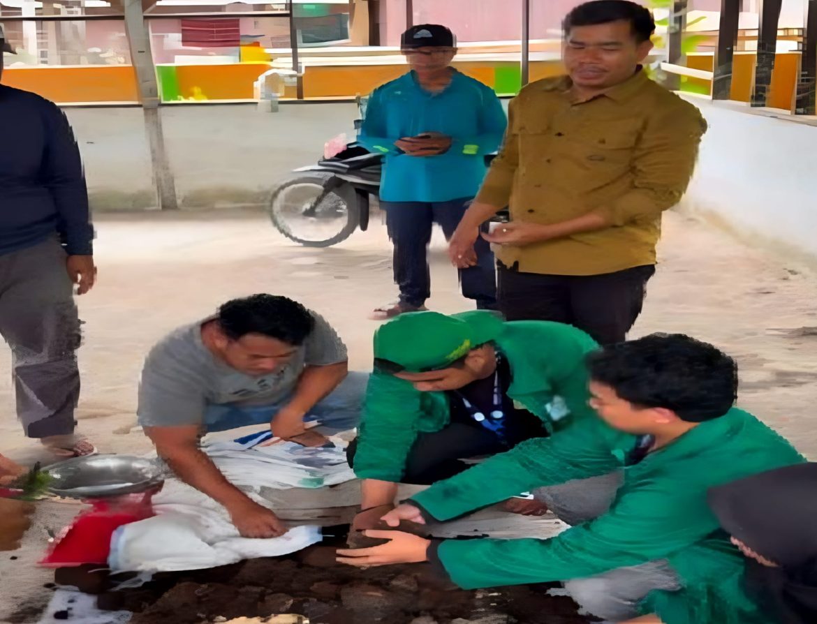 Pembuatan Pupuk Organik, Mahasiswa KKN Mengajak Warga Desa Passeno