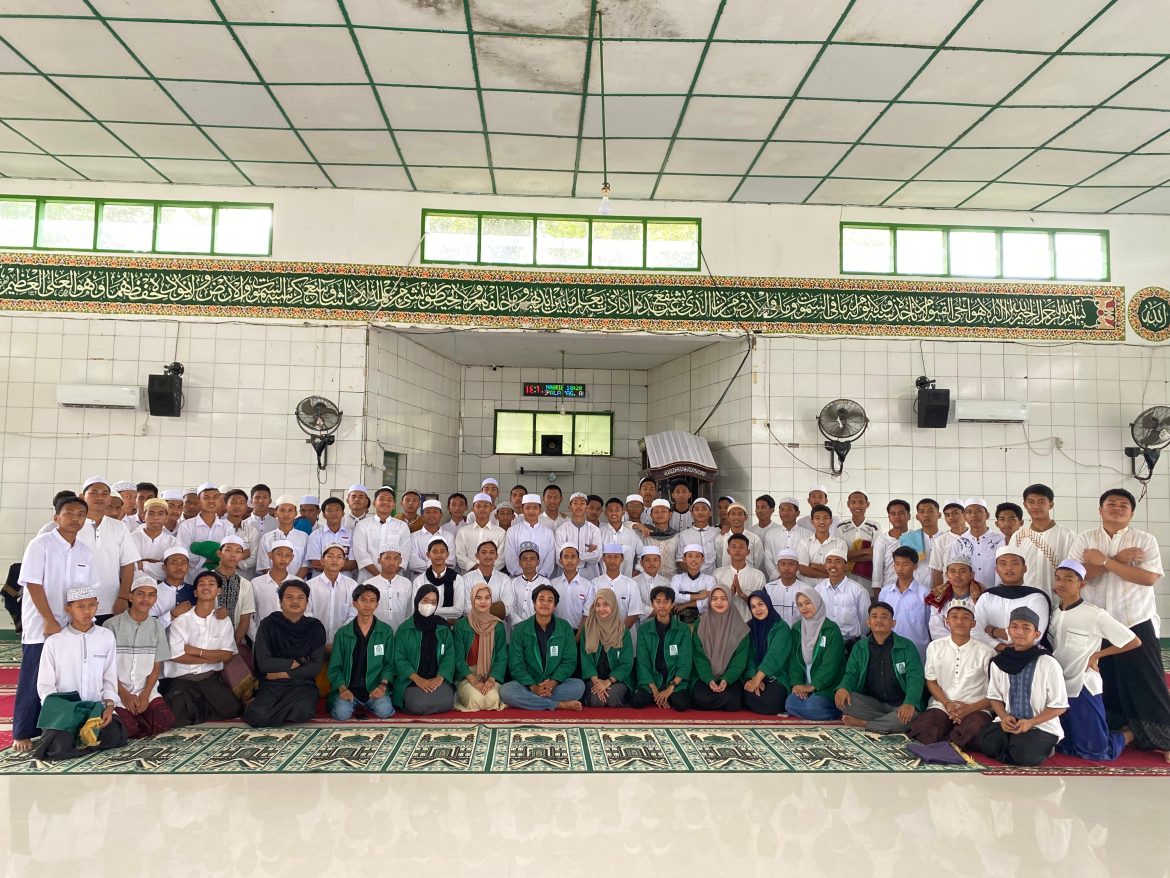 Mahasiswa KKN Sosialisasikan UIN Alauddin Makassar: Semarak Edukasi di Pesantren DDI Mangkoso Putra