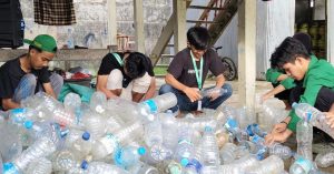 Inovatif! Mahasiswa KKN 76 UIN Alauddin Makassar Ubah Sampah Plastik Jadi Media Pembibitan Mangrove di Desa Madello