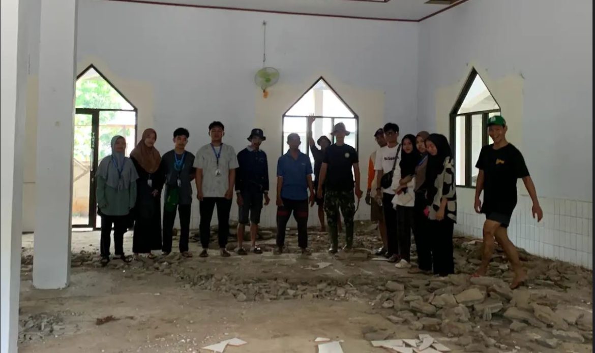 Mahasiswa KKN UINAM Desa Bentenge Bersama Warga Dusun Tanete Bergotong Royong Merenovasi Masjid.
