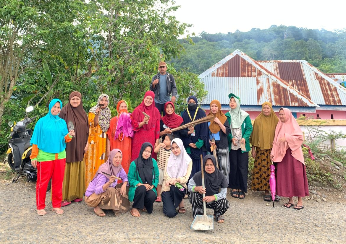 Mahasiswa KKN UIN Alauddin Makassar Gelar Bakti Sosial untuk Masyarakat desa tellumpanuae