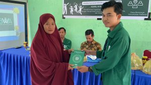 Mahasiswa KKN Angkatan 76 Desa Bentenge Salurkan Wakaf 40 Mushaf Al-Qur’an kepada Santri TPA yang Bermitra dengan BWA Cabang Makassar