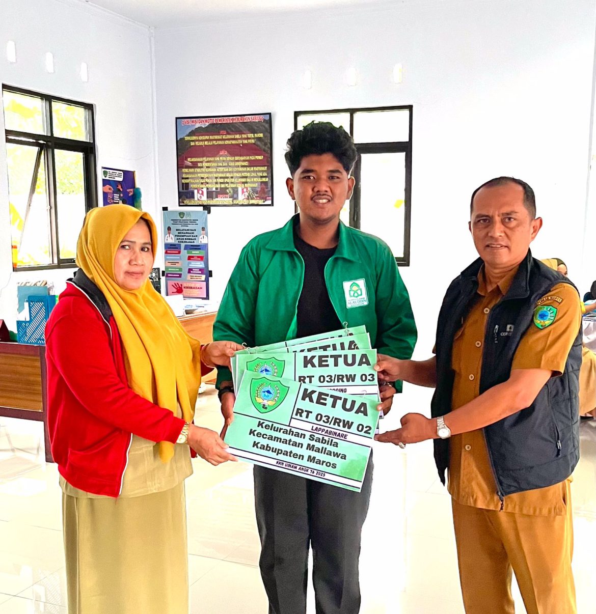Mahasiswa KKN Gelar Program Pembuatan Plang Rumah RW dan RT untuk Mempermudah Identifikasi Wilayah.