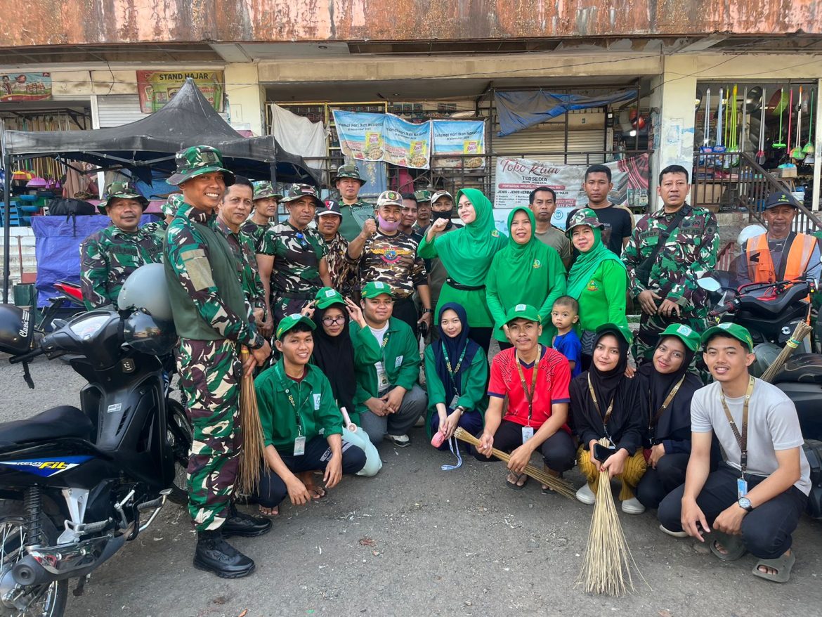 Sambut HUT RI ke-80, TNI Gowa dan Mahasiswa KKN UIN Alauddin Makassar Bersihkan Pasar Sungguminasa