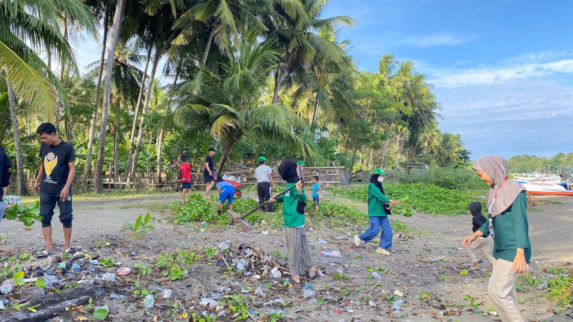 Bersama Warga, Mahasiswa KKN UIN Alauddin Makassar Wujudkan Cilellang Selatan Bebas Sampah
