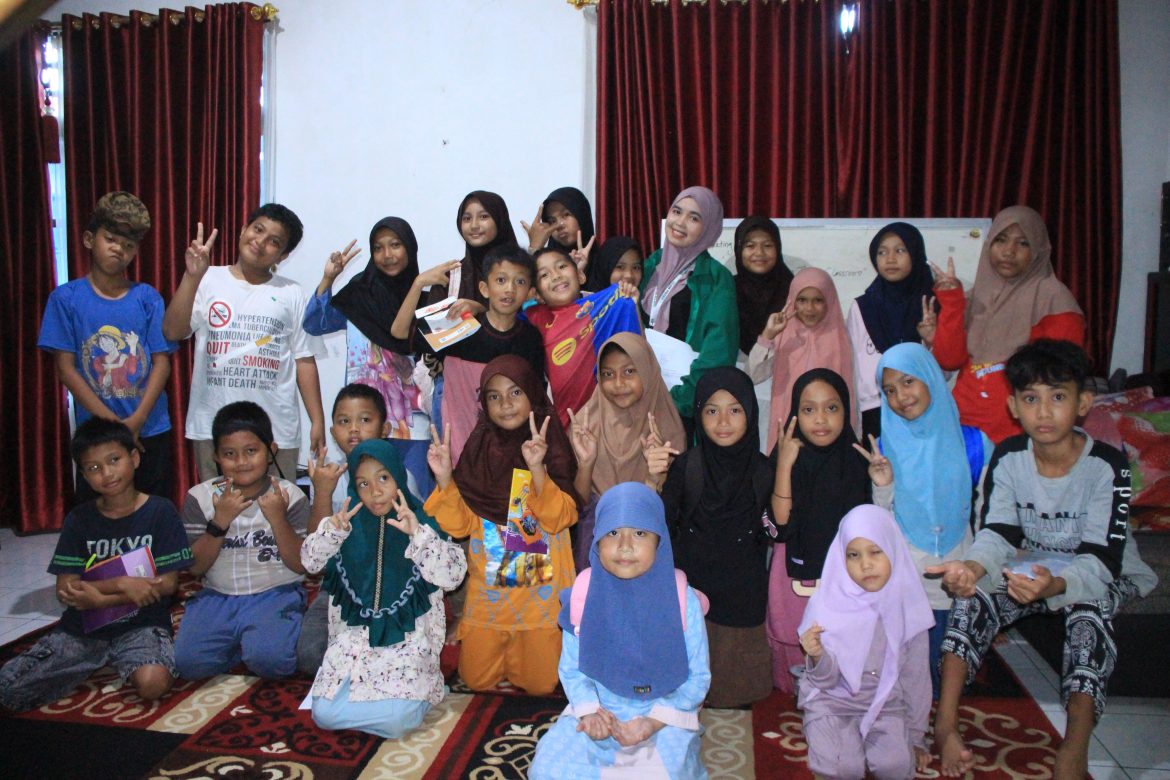 Dari KKN untuk Negeri: Mahasiswa UIN Alauddin Asah Kemampuan Bahasa Inggris Anak SD di Cilallang