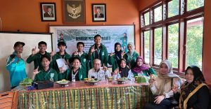 Optimalkan Tanaman Jagung, Mahasiswa KKN UIN Alauddin Makassar Kenalkan Pestisida Nabati dari Cabai dan Bawang Putih