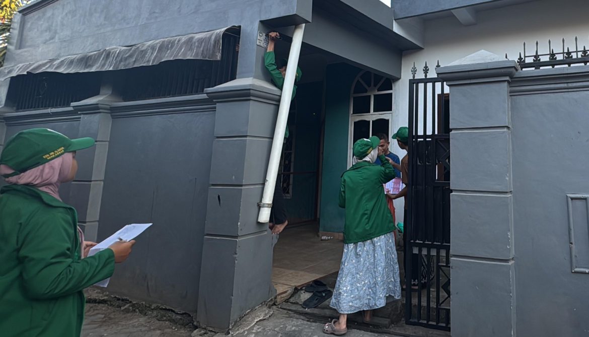 Dukung Tertib Administrasi Lingkungan, KKN-79 UIN Alauddin Makassar Tata Nomor Rumah Warga Batangkaluku